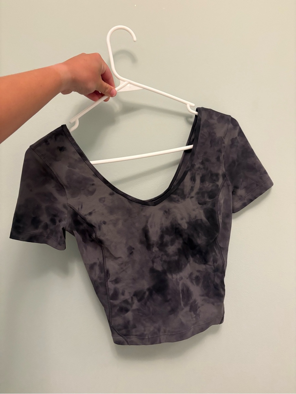 lululemon athletica Black Tie-Dye Scoop Neck Crop Top Size 2 nwot never worn